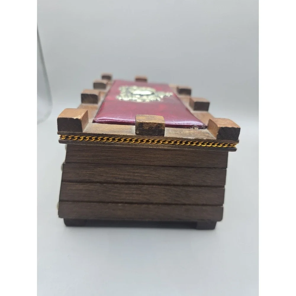 Vintage Bijou Valet Jewelry Trinket Box Wood Lion Head Pulls Crest Emblem